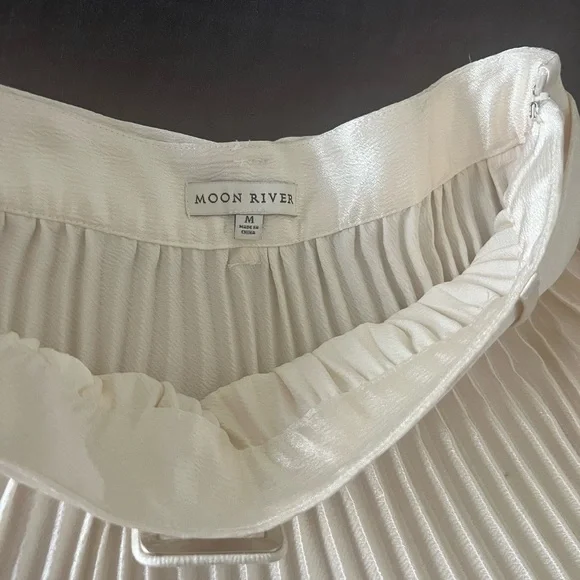 Audrey Hepburn Moon River Cream Satin Pleated Belted Midi Skirt - Picture 6 of 14